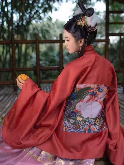 Chinese Fashion Trends: Hanfu for the Mid-Autumn Festival